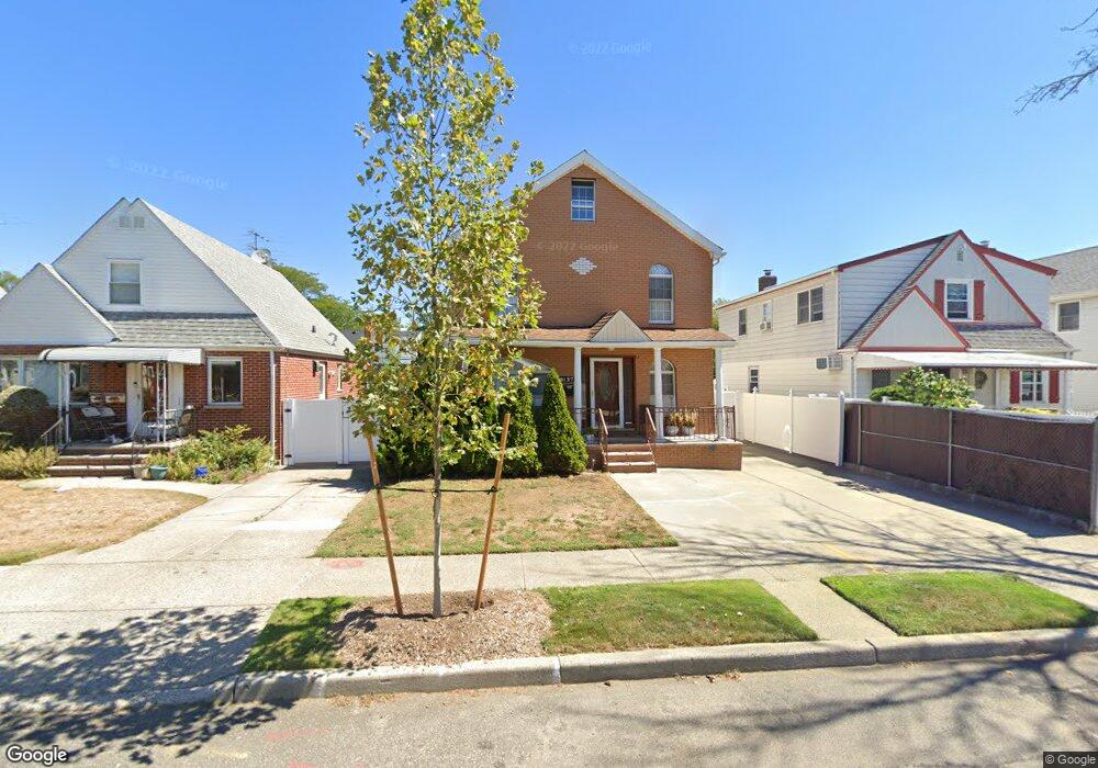 8127 267th St, Glen Oaks, NY 11004 - photo 1