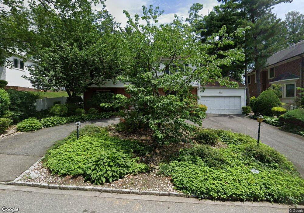 85 Hampshire Rd, Great Neck, NY 11023 - photo 1