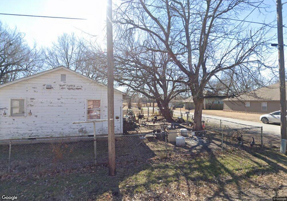 427 E Claremore St, Claremore, OK 74017 - photo 1