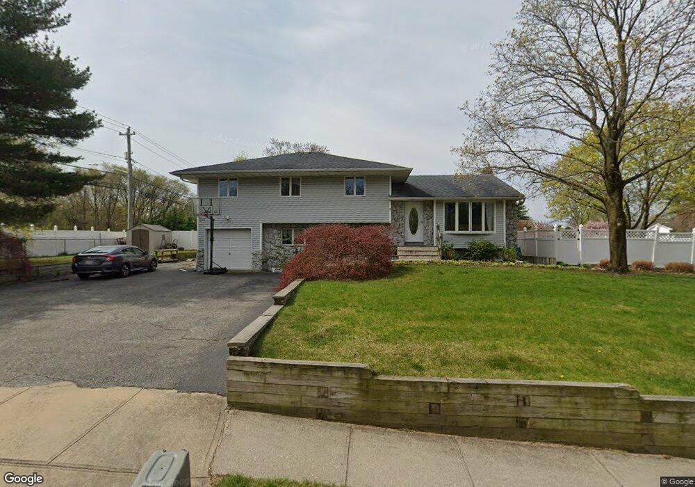 2 Byron Rd, ComMacK, NY 11725 - photo 1