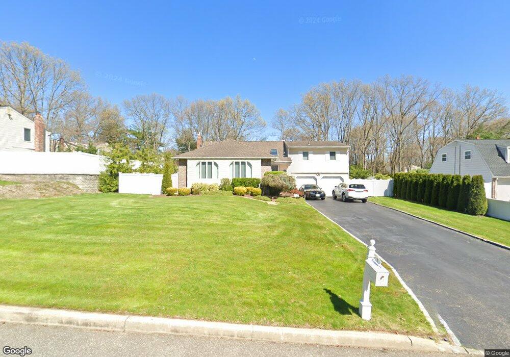 3 Leroy Ct, ComMacK, NY 11725 - photo 1