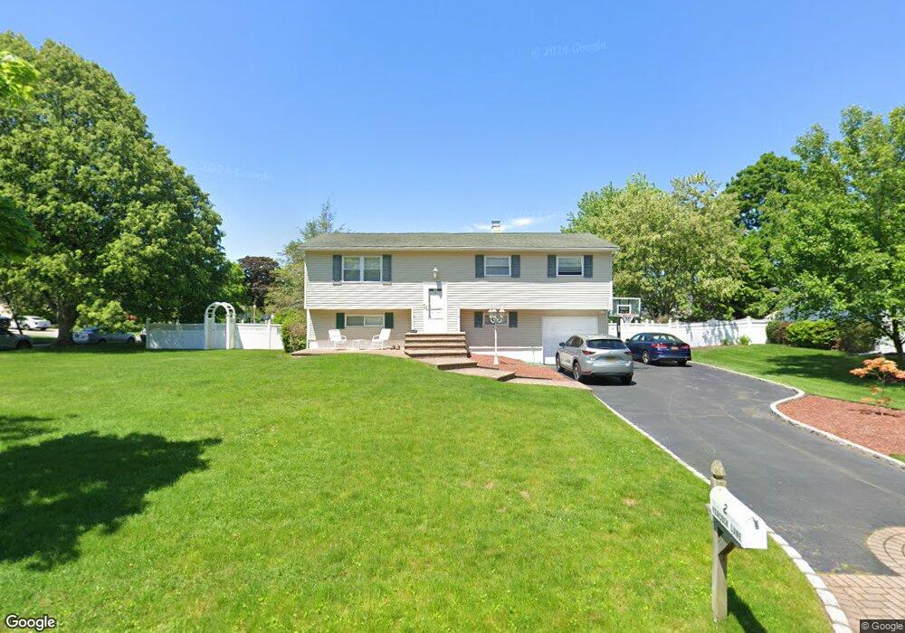 2 Peacock Ln, ComMacK, NY 11725 - photo 1