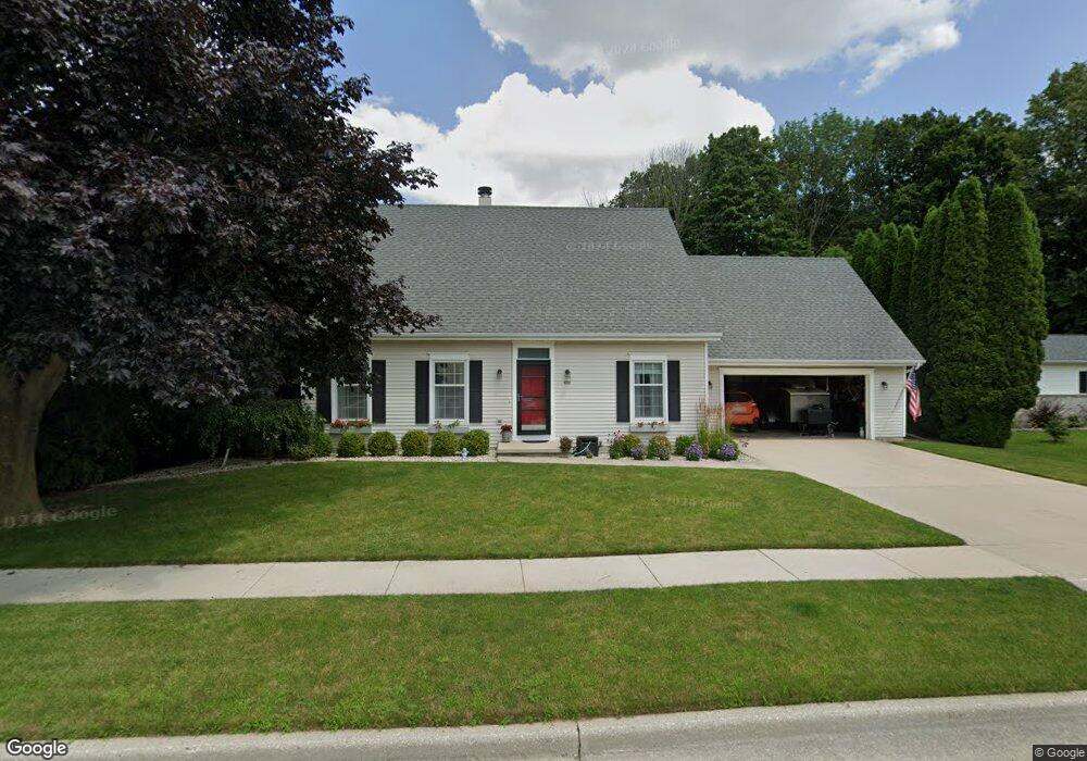 633 River Bluff Dr, Manitowoc, WI 54220 - photo 1