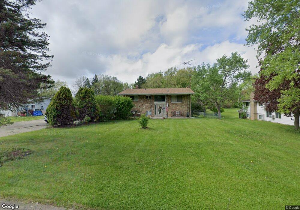 1367 Heathercrest Dr, Flint, MI 48532 - photo 1