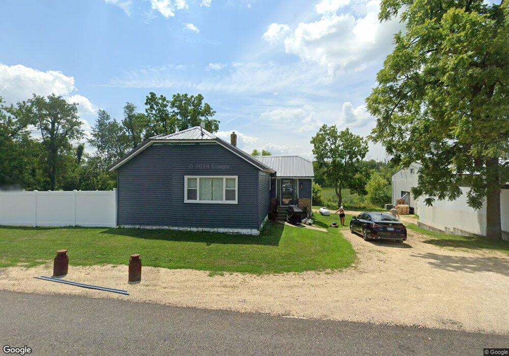 2923 W Red Oak Rd, Freeport, IL 61032 - photo 1