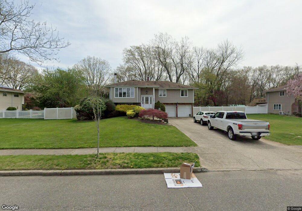 139 Hayrick Ln, ComMacK, NY 11725 - photo 1