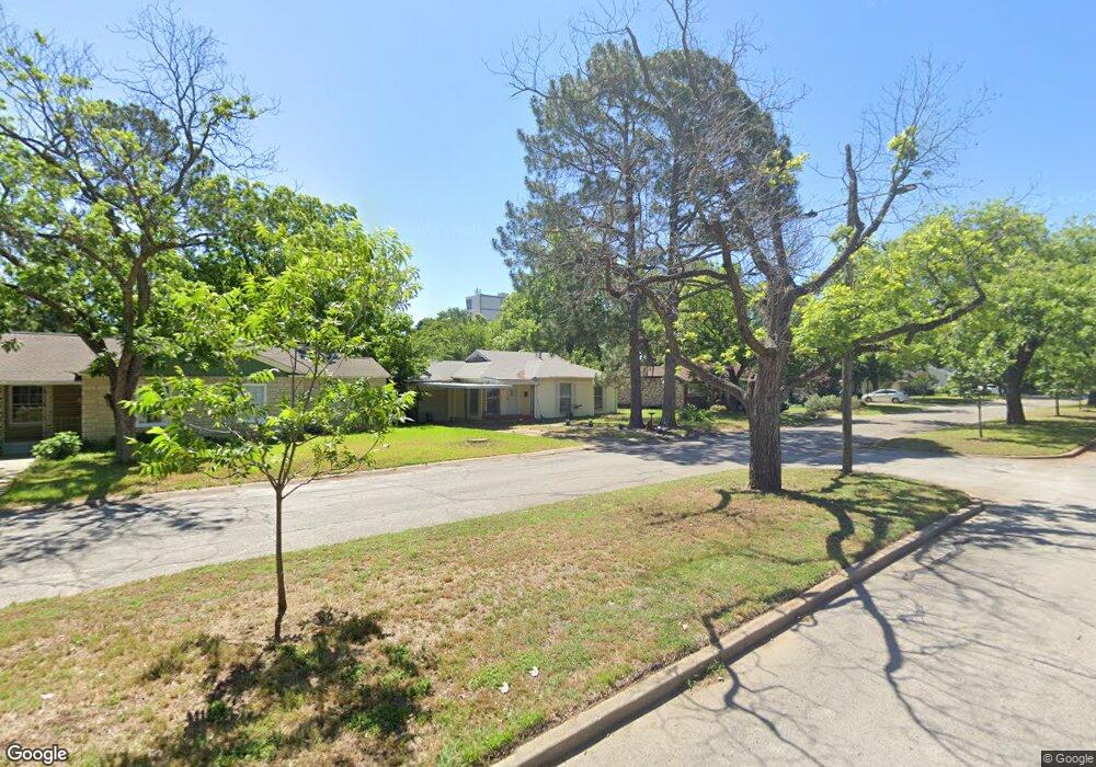 121 Parkwood Ave, Arlington, TX 76013 - photo 1