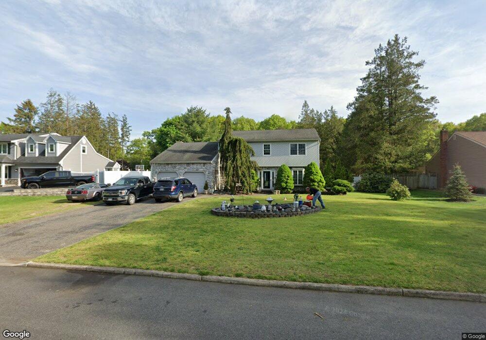 17 Pinetree Ct, ComMacK, NY 11725 - photo 1