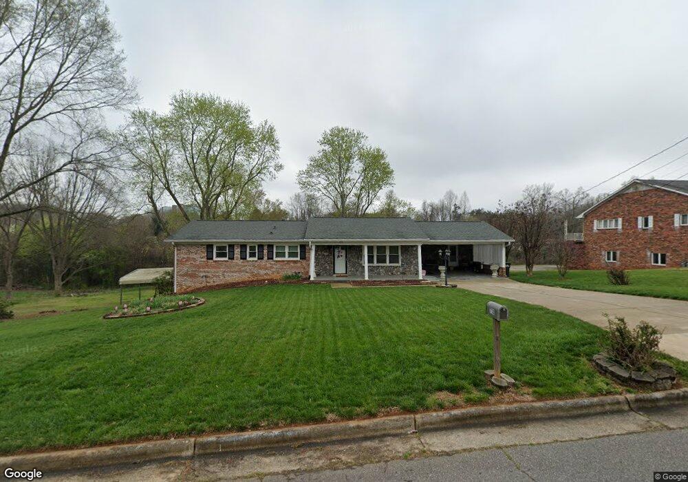 718 N Carolina Ave, Statesville, NC 28677 - photo 1