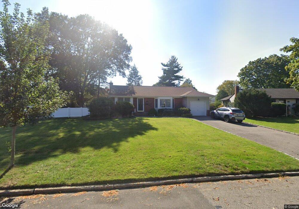 49 Radburn Dr, ComMacK, NY 11725 - photo 1