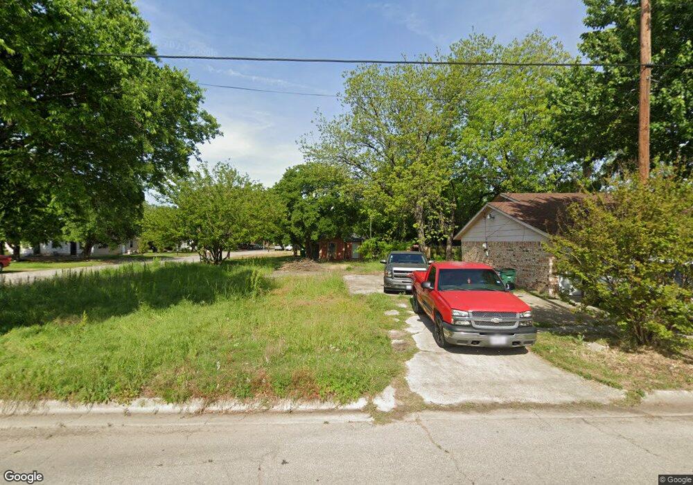 725 Mill St, Gainesville, TX 76240 - photo 1