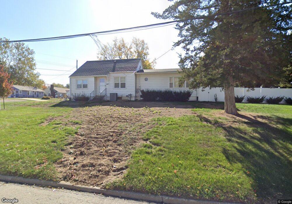 819 S 8th Ave E, Newton, IA 50208 - photo 1