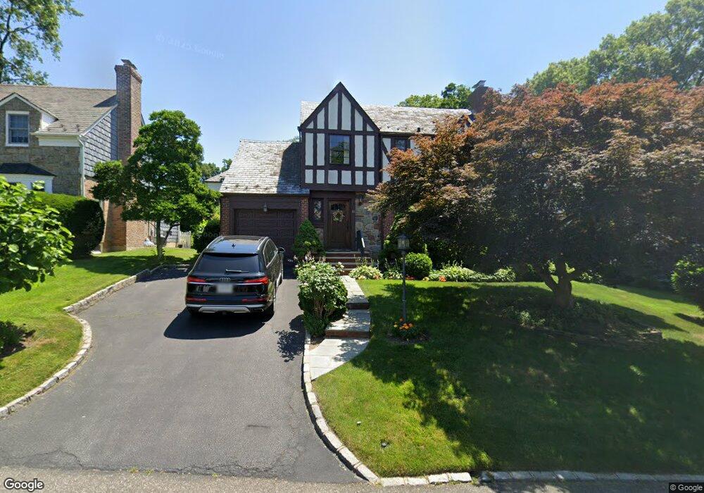 10 Shorehaven Ln, Manhasset, NY 11030 - photo 1