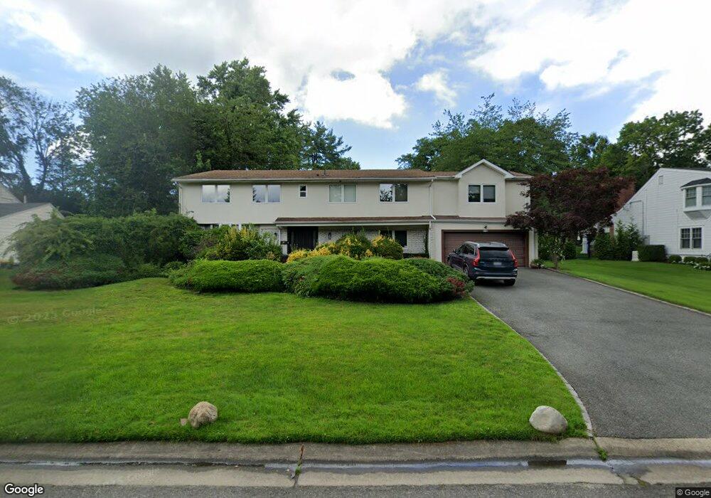 118 Cardinal Rd, Manhasset, NY 11030 - photo 1