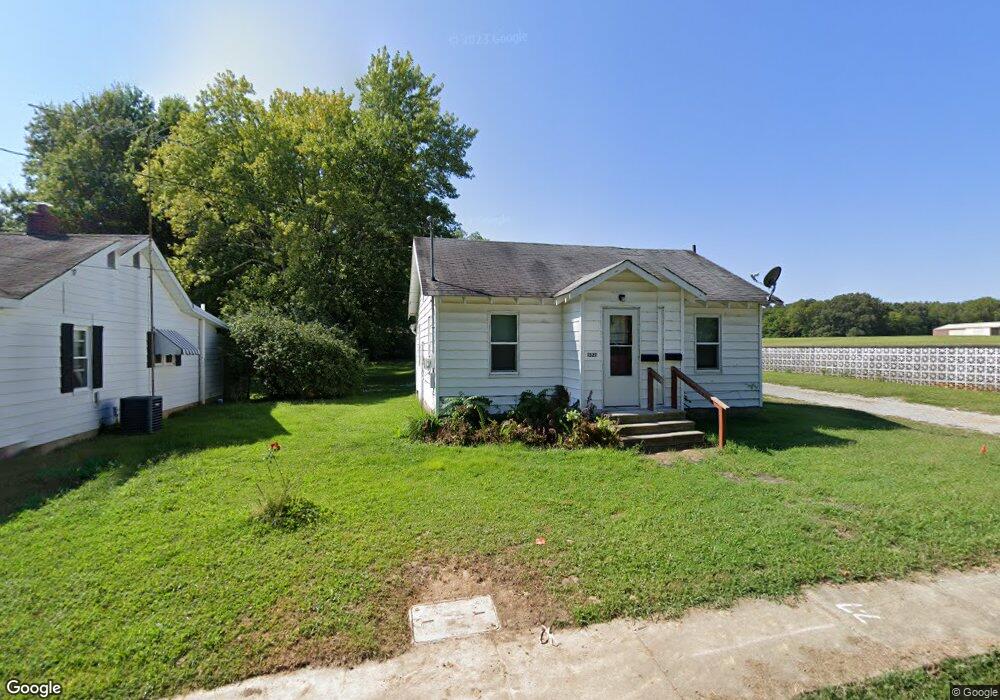 1327 W Barnett St, Harrisburg, IL 62946 - photo 1