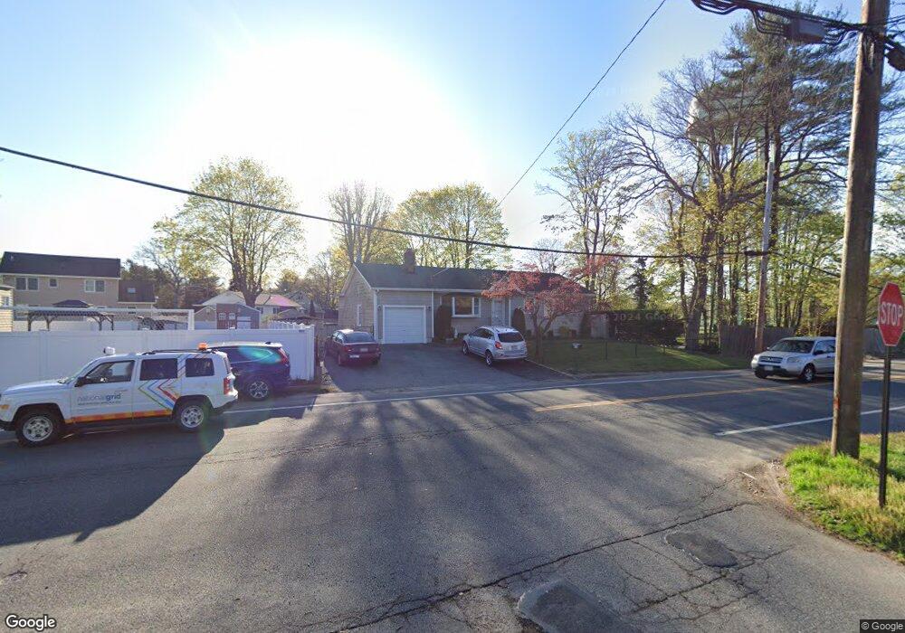 811 Larkfield Rd, ComMacK, NY 11725 - photo 1