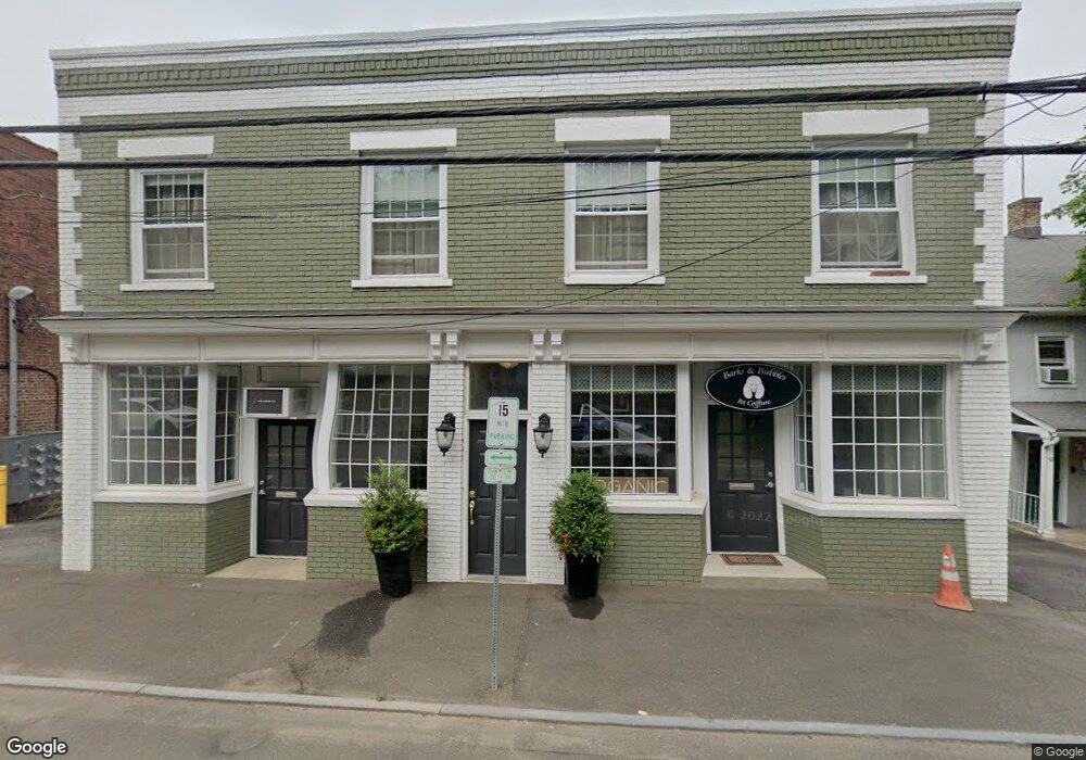 60 Pemberwick Rd unit 2nd floor Right apar, Greenwich, CT 06831 - photo 1