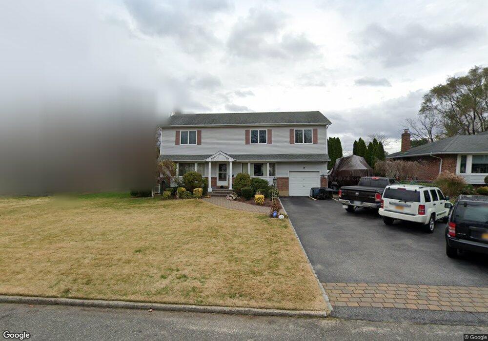 17 Fox Ln, ComMacK, NY 11725 - photo 1