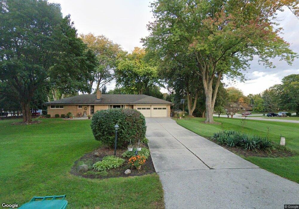 W163N8139 Hiawatha Ct, Menomonee Falls, WI 53051 - photo 1