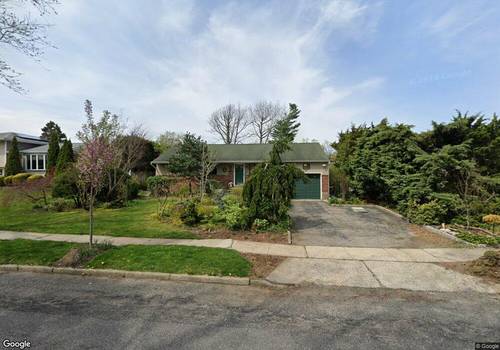 17 Hayrick Ln, ComMacK, NY 11725 - photo 1