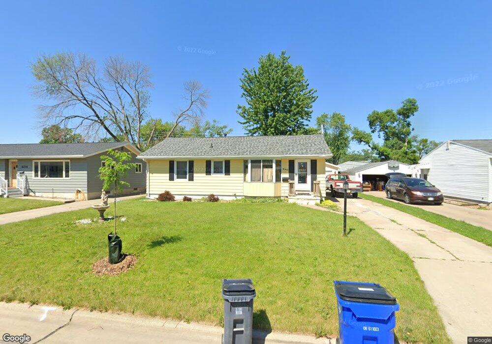 440 22nd St NW, Cedar Rapids, IA 52405 - photo 1