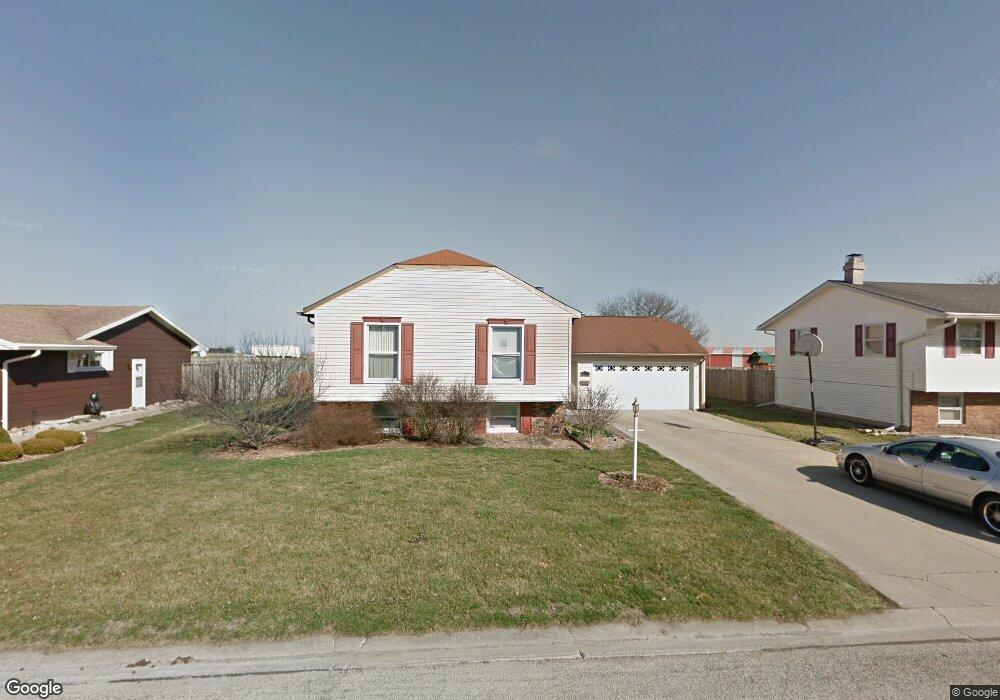 111 Crestwood Dr, Lincoln, IL 62656 - photo 1