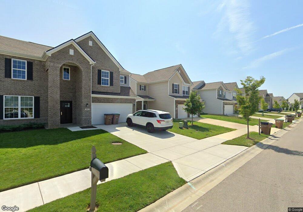 2641 Creek Bank Dr, Columbus, IN 47201 - photo 1