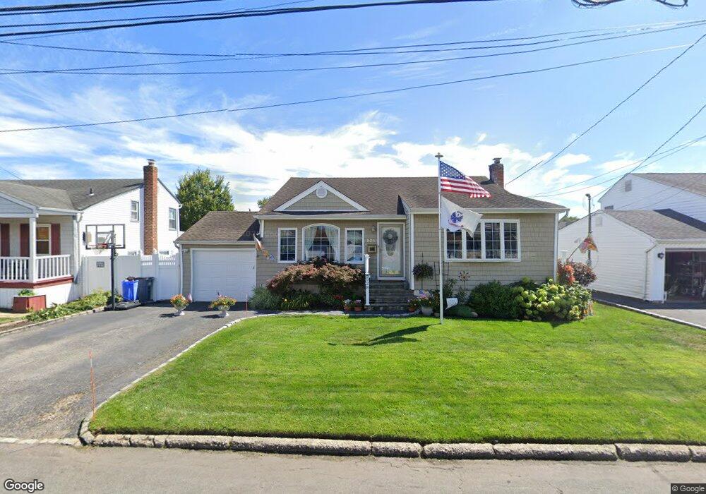 528 Heathcote Rd, Lindenhurst, NY 11757 - photo 1