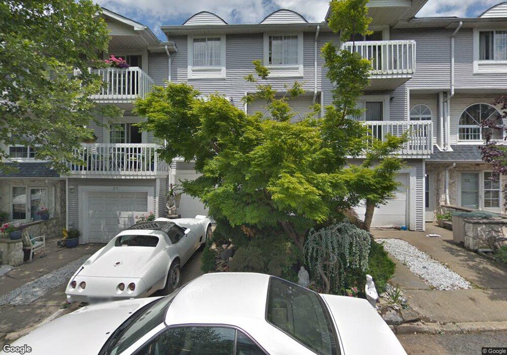 37 Country Dr N unit 8, Staten Island, NY 10314 - photo 1