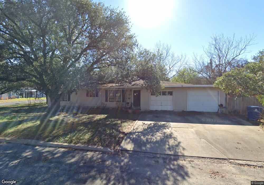 210 E Randall St, Beeville, TX 78102 - photo 1
