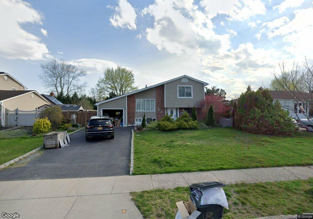 18 Seneca Dr, ComMacK, NY 11725 - photo 1