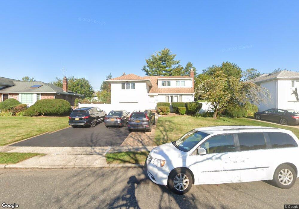 320 Southwood Cir, Syosset, NY 11791 - photo 1