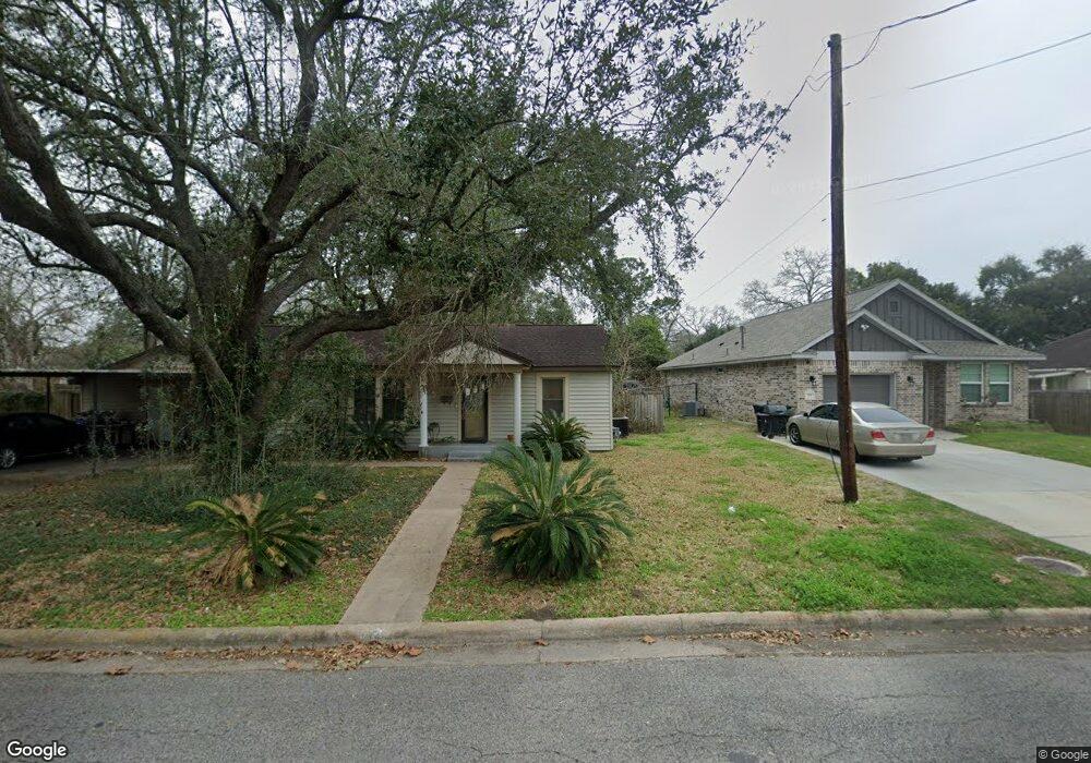 721 Clark St, Alvin, TX 77511 - photo 1