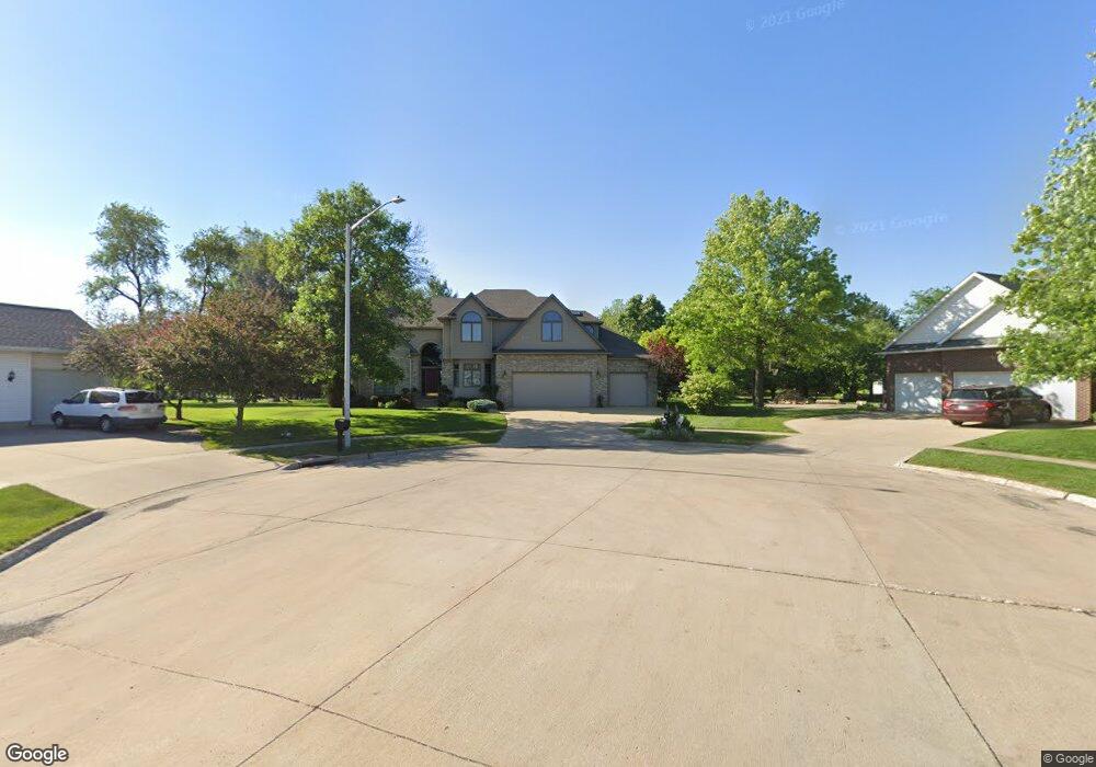 907 Carriage Ln, Cedar Falls, IA 50613 - photo 1