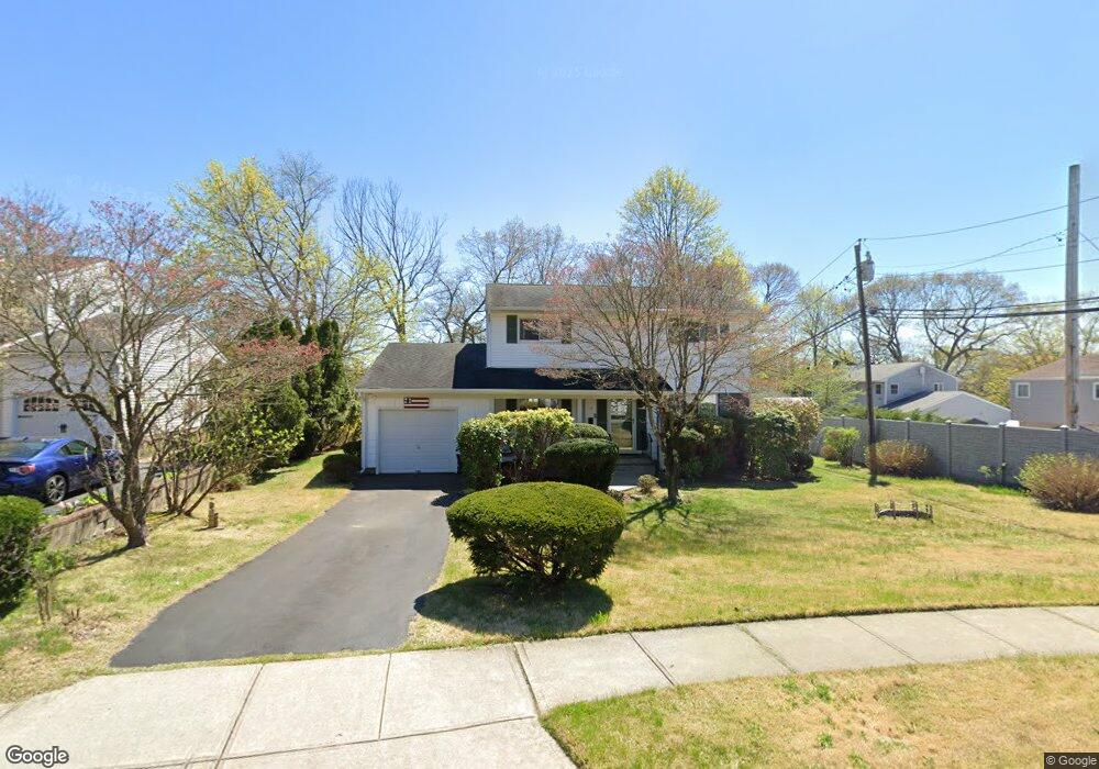 4 Wenmore Rd, ComMacK, NY 11725 - photo 1