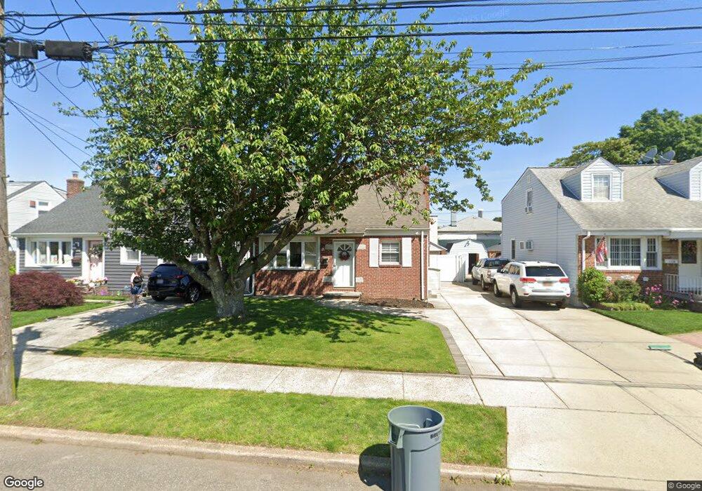 154 Rudolf Rd, Mineola, NY 11501 - photo 1