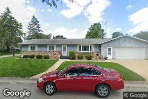 208 Cleveland St SW, Cascade, IA 52033