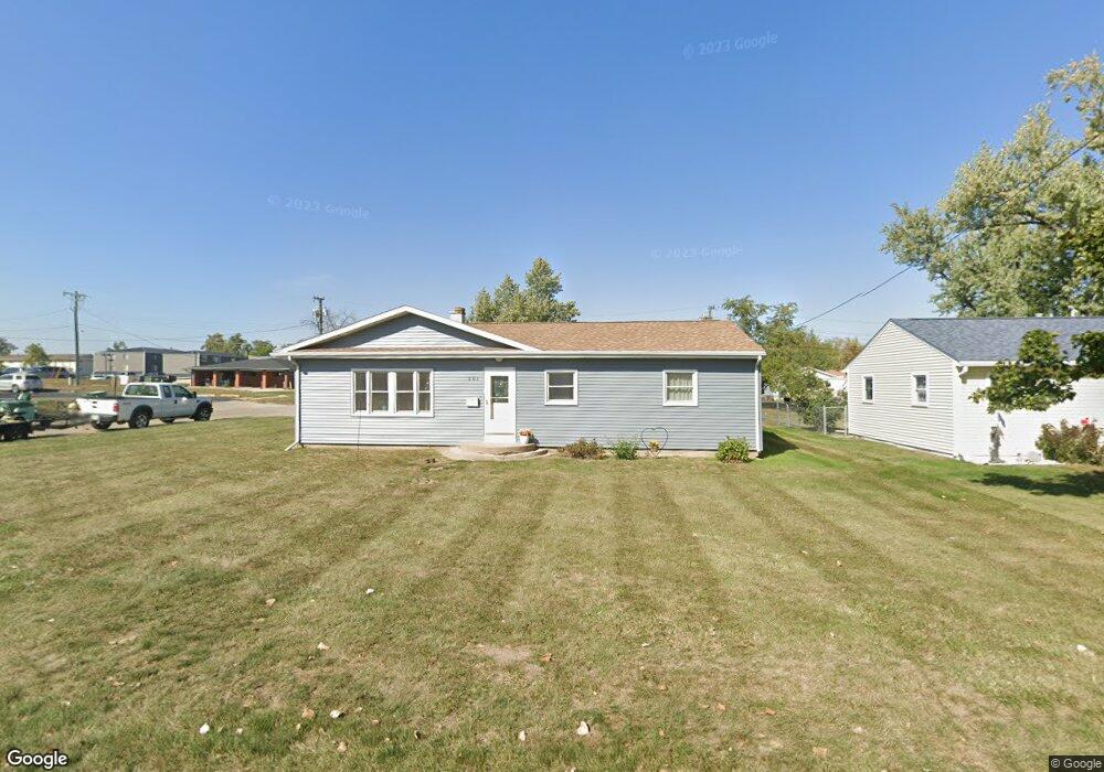 101 E Willman St, Hiawatha, IA 52233 - photo 1