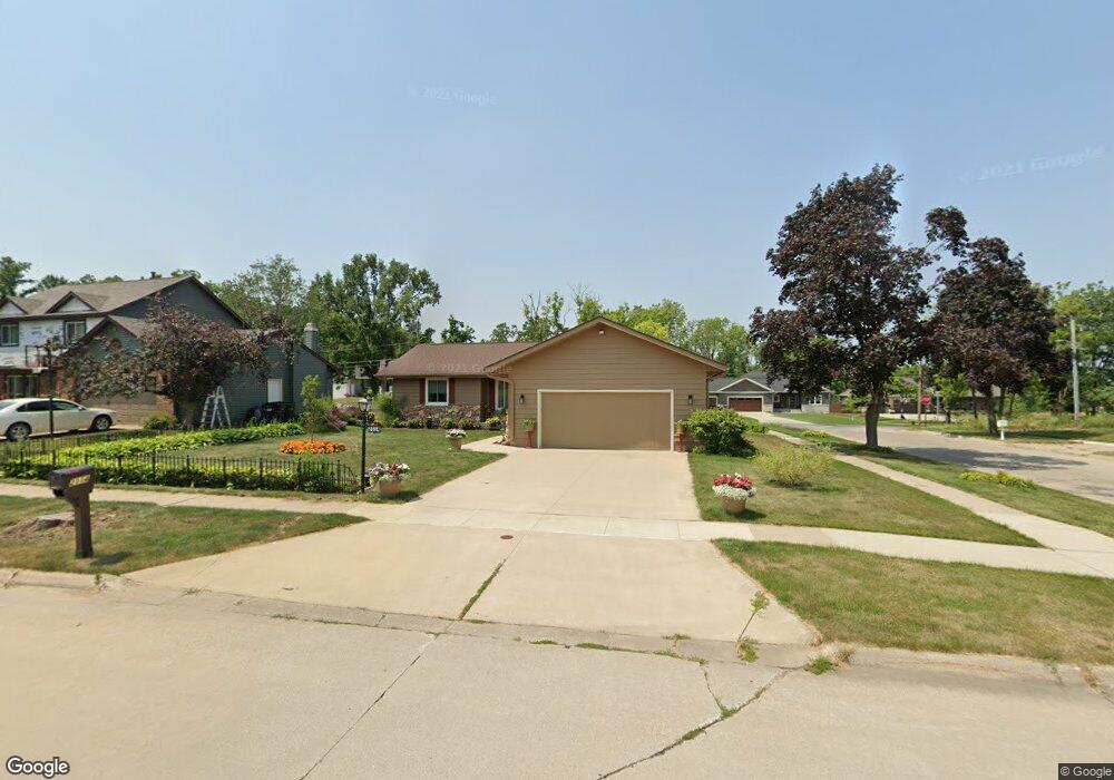 2114 Vista Cir NW, Cedar Rapids, IA 52405 - photo 1