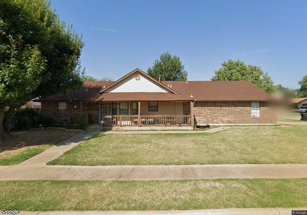 2405 N Lincoln Ave, Moore, OK 73160 - photo 1
