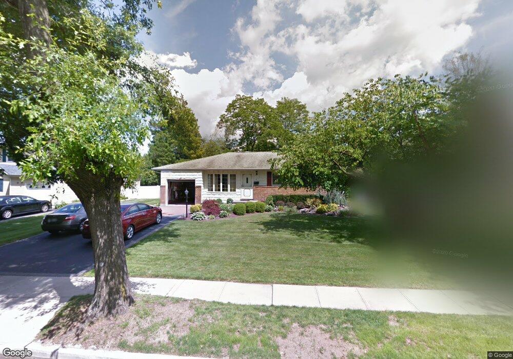 21 Pawnee Dr, ComMacK, NY 11725 - photo 1