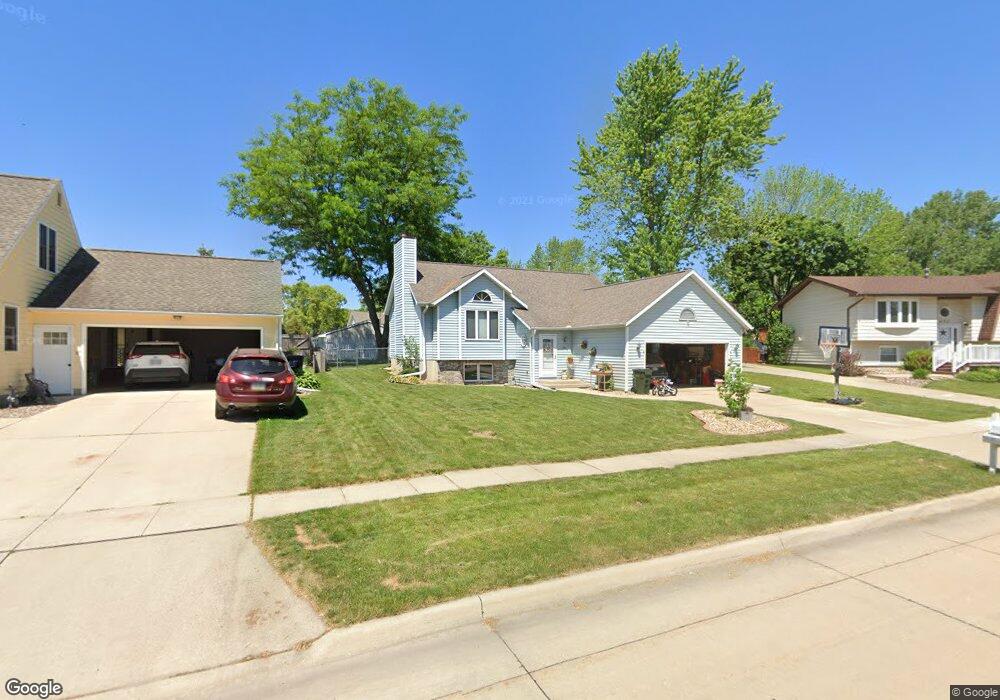 539 Fireside Dr, Cedar Falls, IA 50613 - photo 1