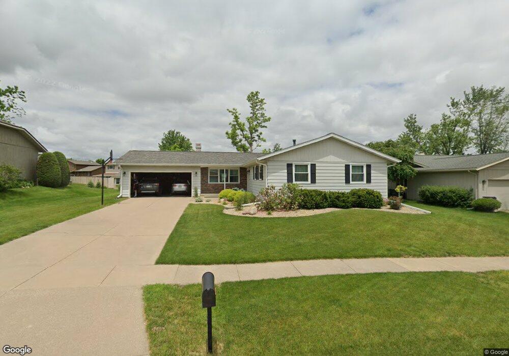 2822 Falcon Dr NE, Cedar Rapids, IA 52402 - photo 1