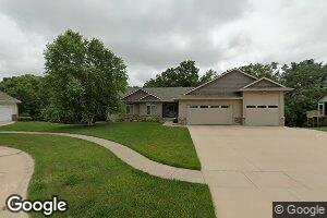 915 Oak Park Ct, Robins, IA 52328