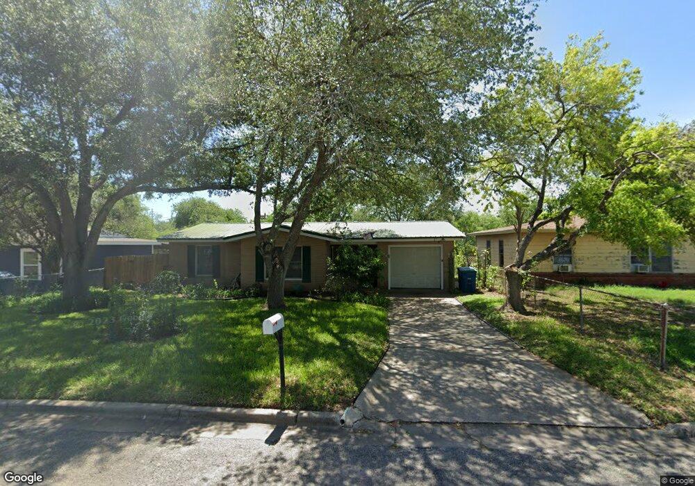 1516 E Rosewood St, Beeville, TX 78102 - photo 1