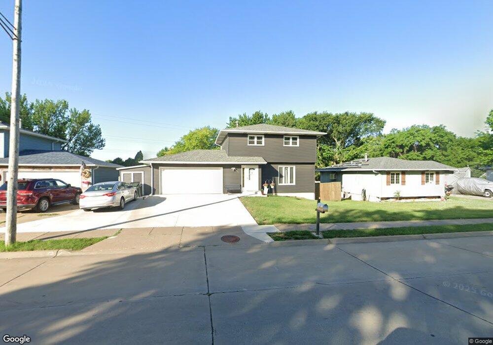 371 W 61st St, Davenport, IA 52806 - photo 1