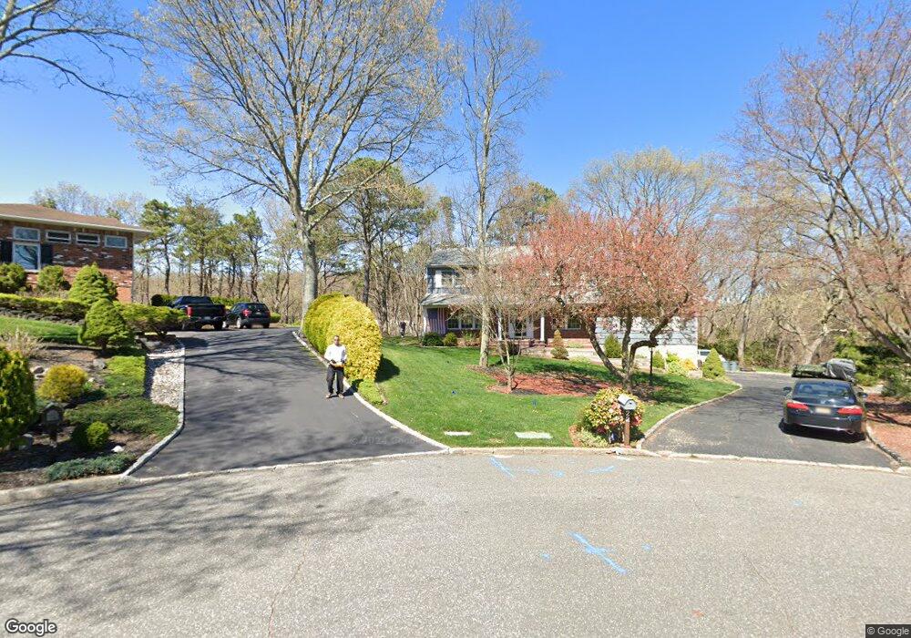 22 Peppermill Ct, ComMacK, NY 11725 - photo 1