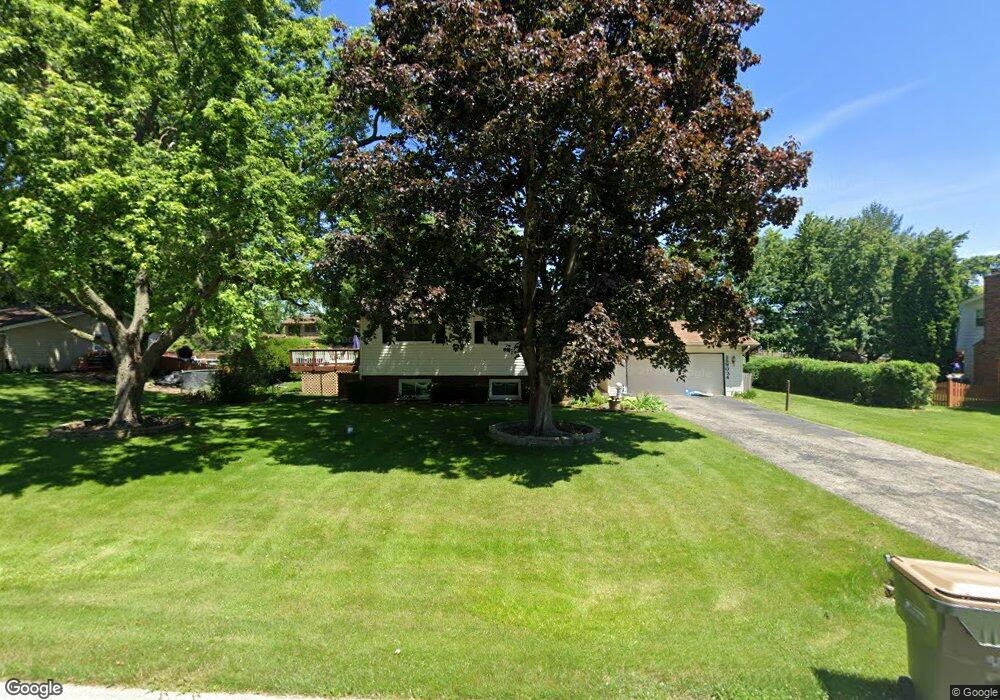 28W034 Hillview Dr, Naperville, IL 60564 - photo 1