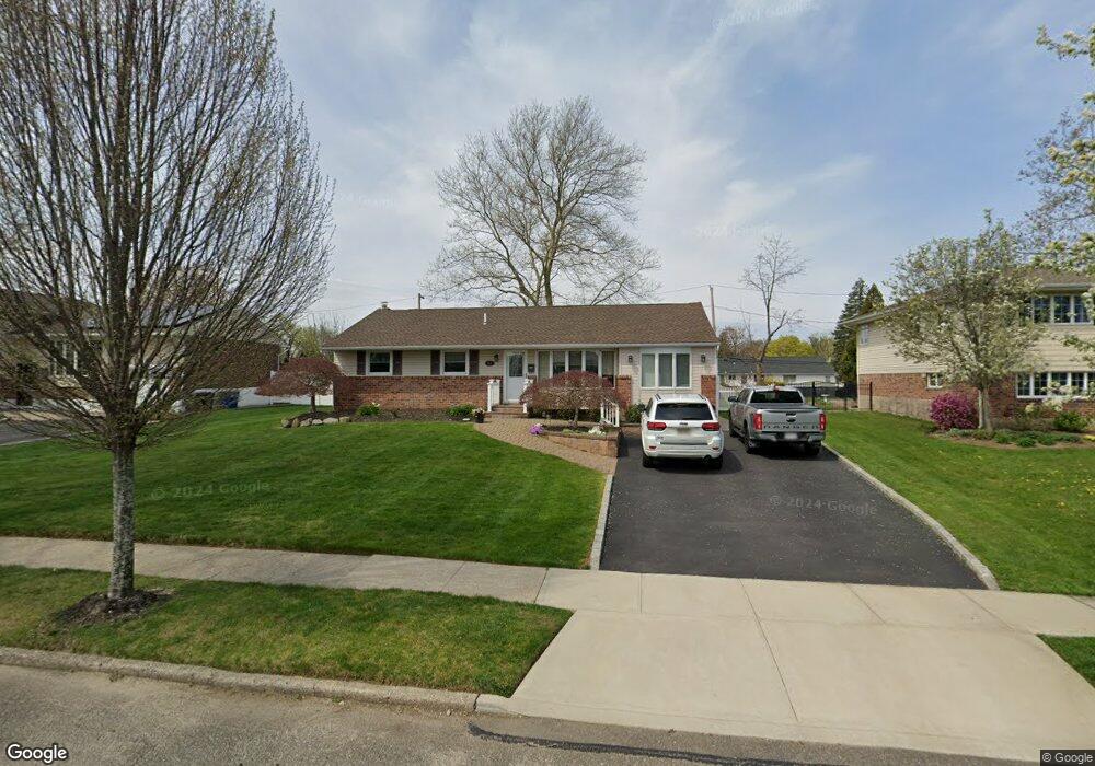 14 Bluegrass Ln, ComMacK, NY 11725 - photo 1