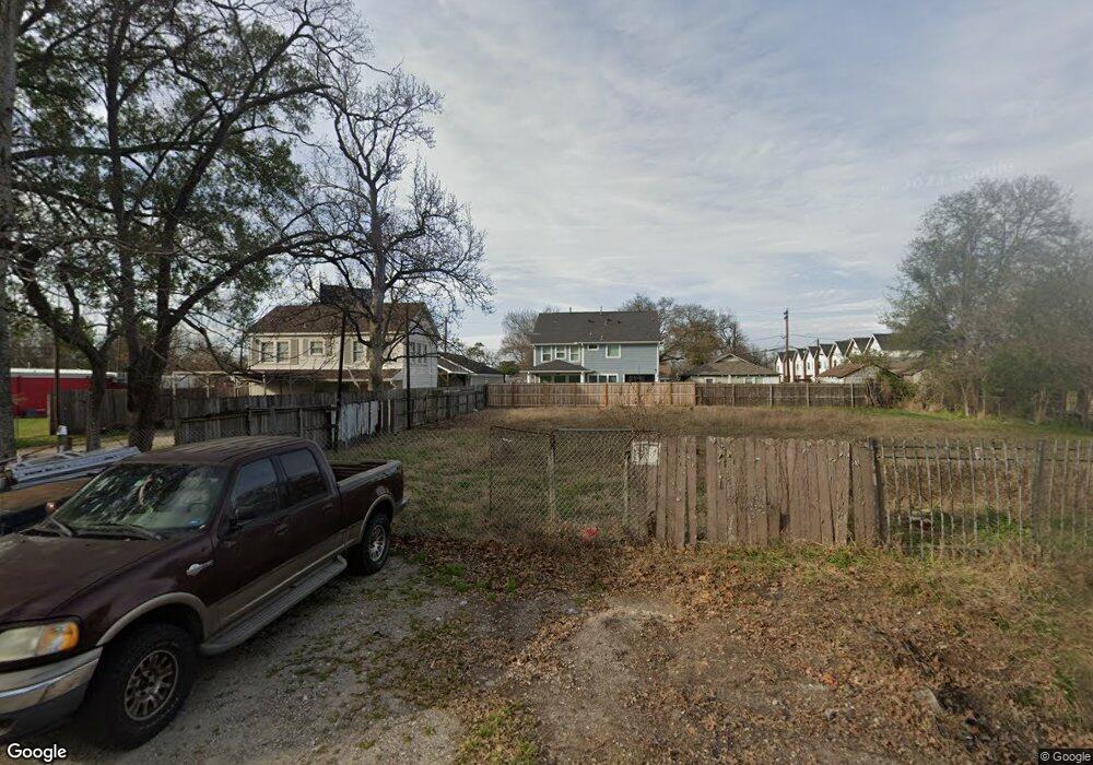 111 N Amundsen, Houston, TX 77009 - photo 1